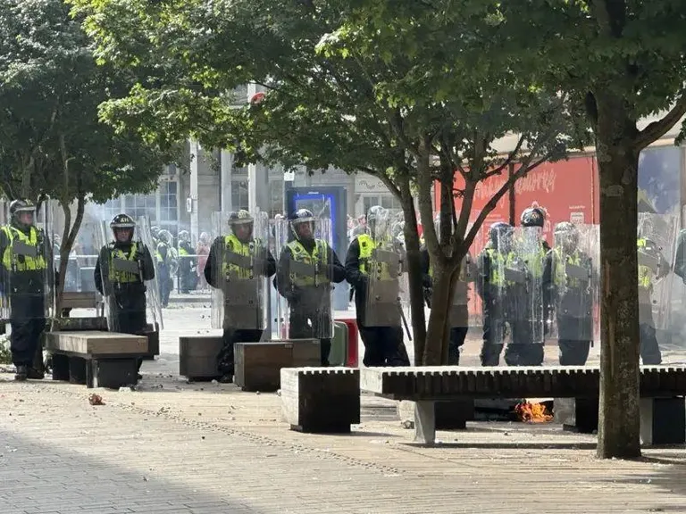 В Гулле полиции пришлось защищать от демонстранты общежитие соискателей убежища