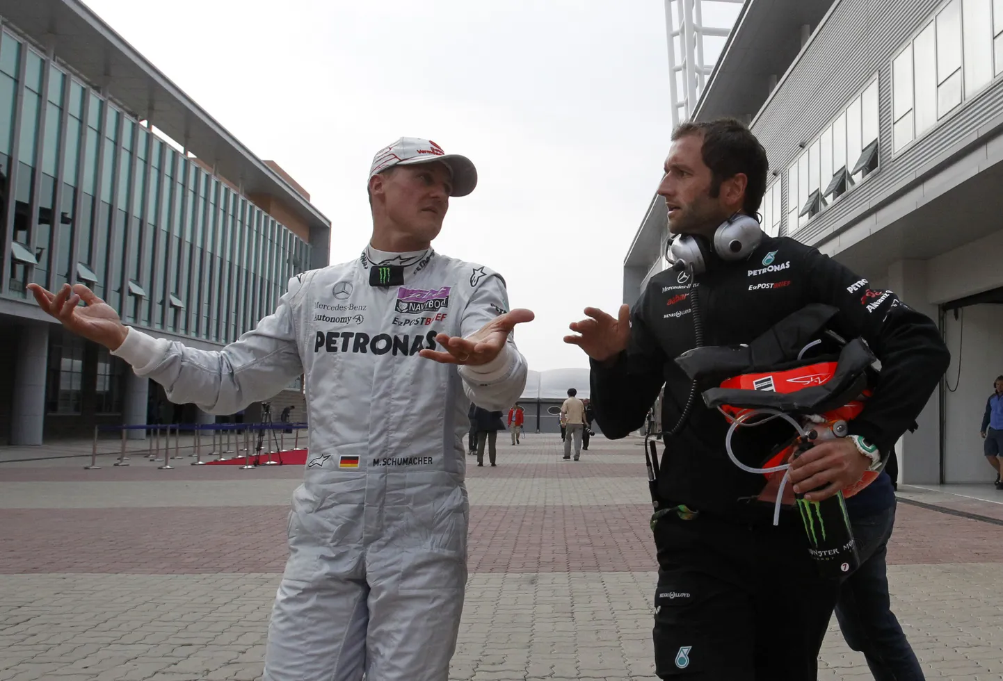 Michael Schumacher (vasakul) oli sunnitud võistluse pooleli jätma.