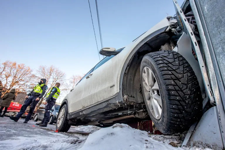 Pärnu ranna rajooni tänavatel toimus naistepäeva pärastlõunal tagaajamine, kus tunnikiirus küündis pealtnägija sõnutsi 100 kilomeetri kanti. Politsei eest põgenemine lõppes elektrikapi rammimisega.