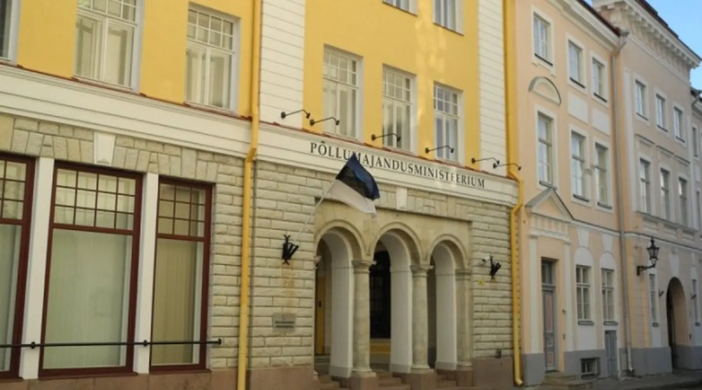 Tallinna vanalinnas Laial tänaval asuv maja on plaanis müüa ja ametnikud on alustanud ettevalmistusi Suur-Ameerika tänaval asuvasse ministeeriumite ühishoonesse kolimiseks.