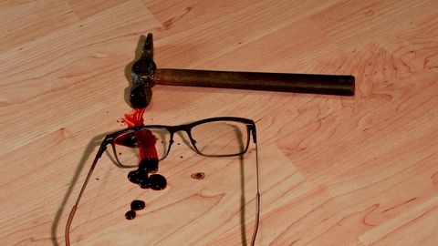 «Сатана вселился!»: клиент дома попечения нанес женщине более 20 ударов молотком по голове