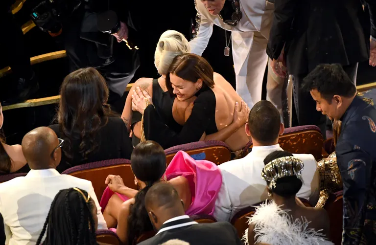 Lady Gaga ja Irina Shayk Oscaritel üksteist kallistamas.