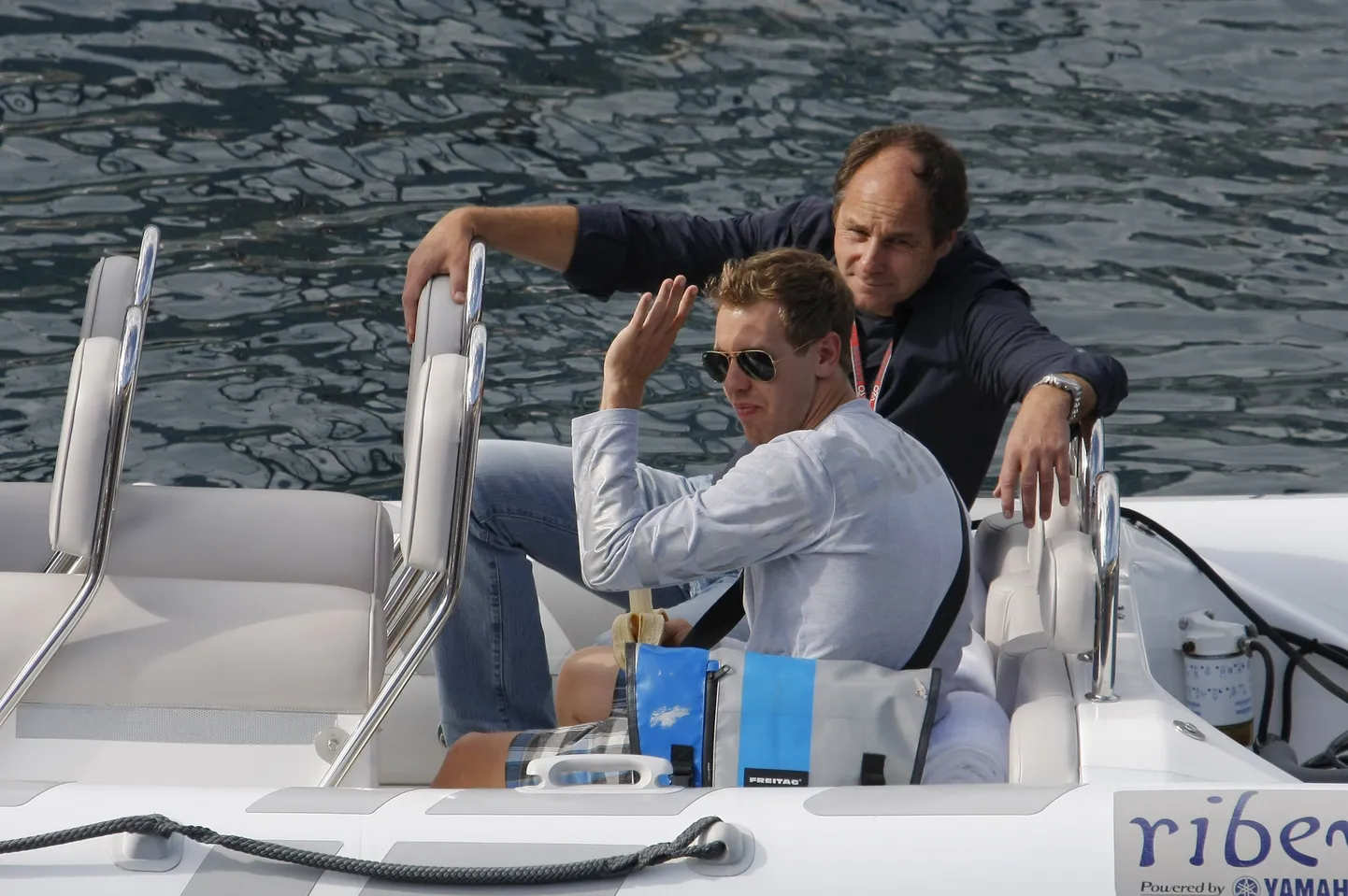 Gerhard Berger (paremal) koos Red Bulli sõitja Sebastian Vetteliga.