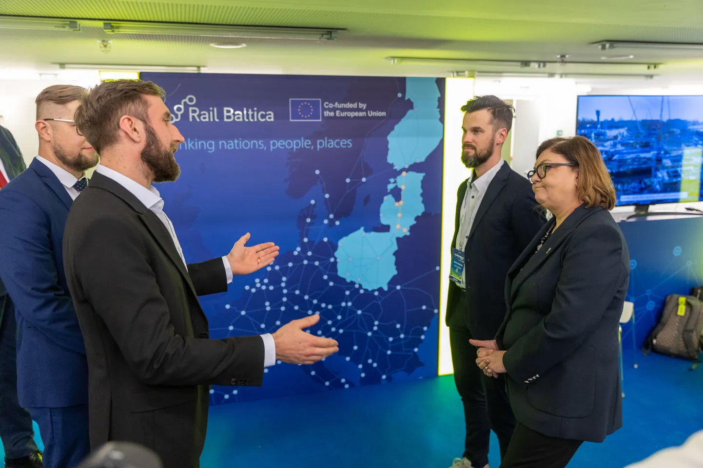 Euroopa Komisjoni transpordivolinik Adina Vălean (paremal) Rail Balticu esindajatega.