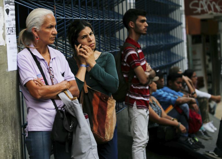 Naine üritab Caracases telefoniühendust saavutada.