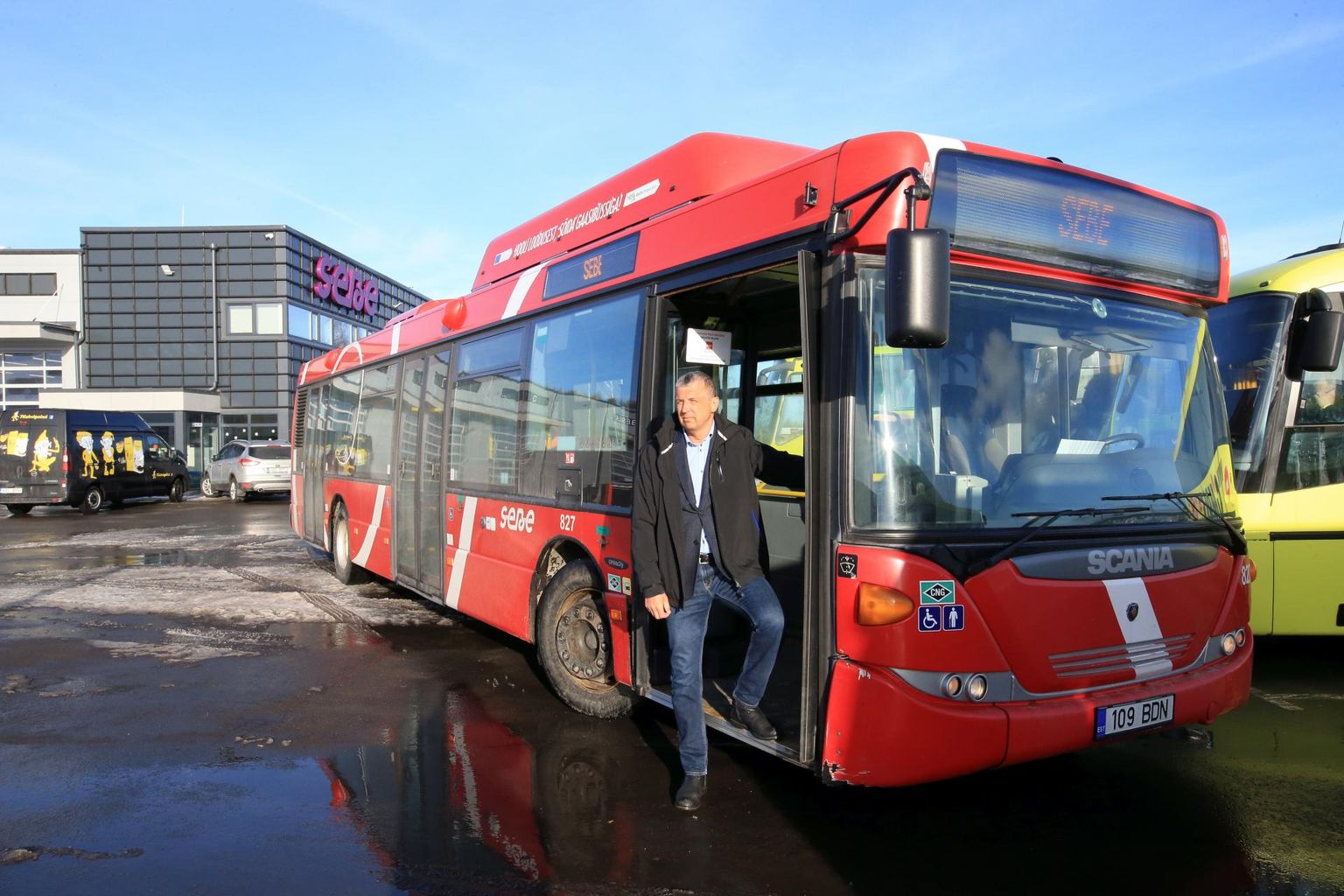 AS Sebe juhatuse liige Üllar Kaljuste bussiga, mis pärast 1. juunit enam Tartu tänvatel ei sõida, suve hakul võtab töö üle AS Go Bus, mis on ülikoolilinnas teenust pakkunud varemgi.