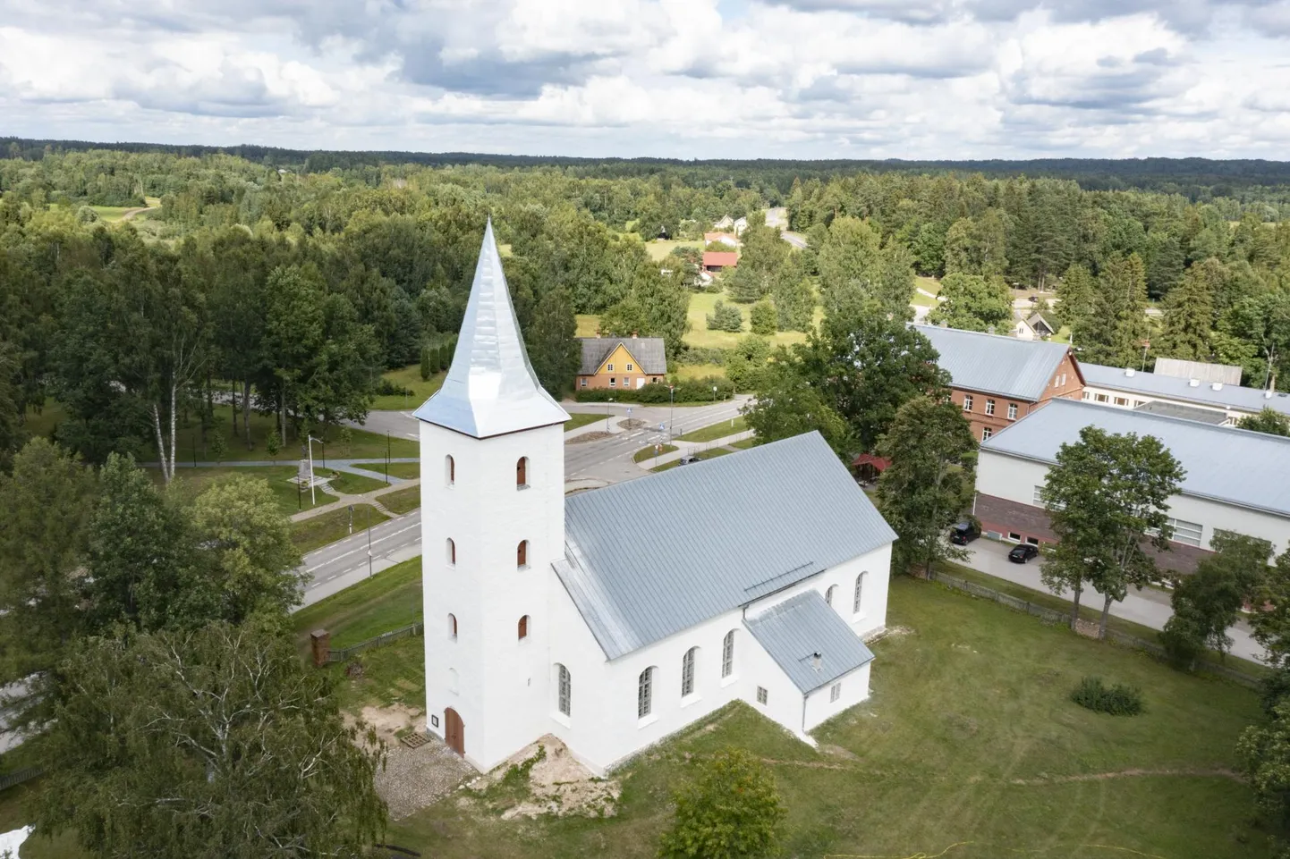 Rõuge kiriku remonditööd on lõppenud, peagi kaunistab torni uus kukk.