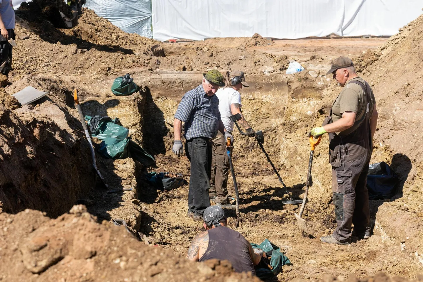 Сотрудники эстонского военного музея изначально искали братскую могилу не в том месте. После сравнения старых фотографий, раскопки продолжили в другм месте, и первые скелеты были найдены вчера около 14:30.