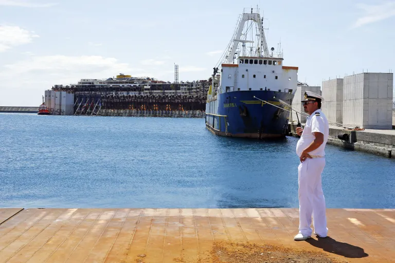 Taamal paistab Genoca sadamasse jõdunud Costa Concordia.