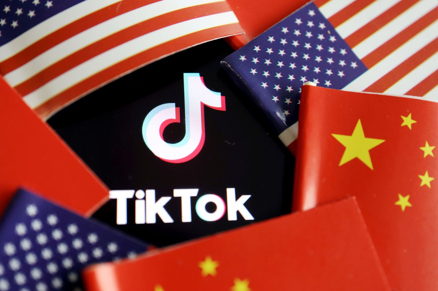 Hiina ja USA lipud TikToki logoga.