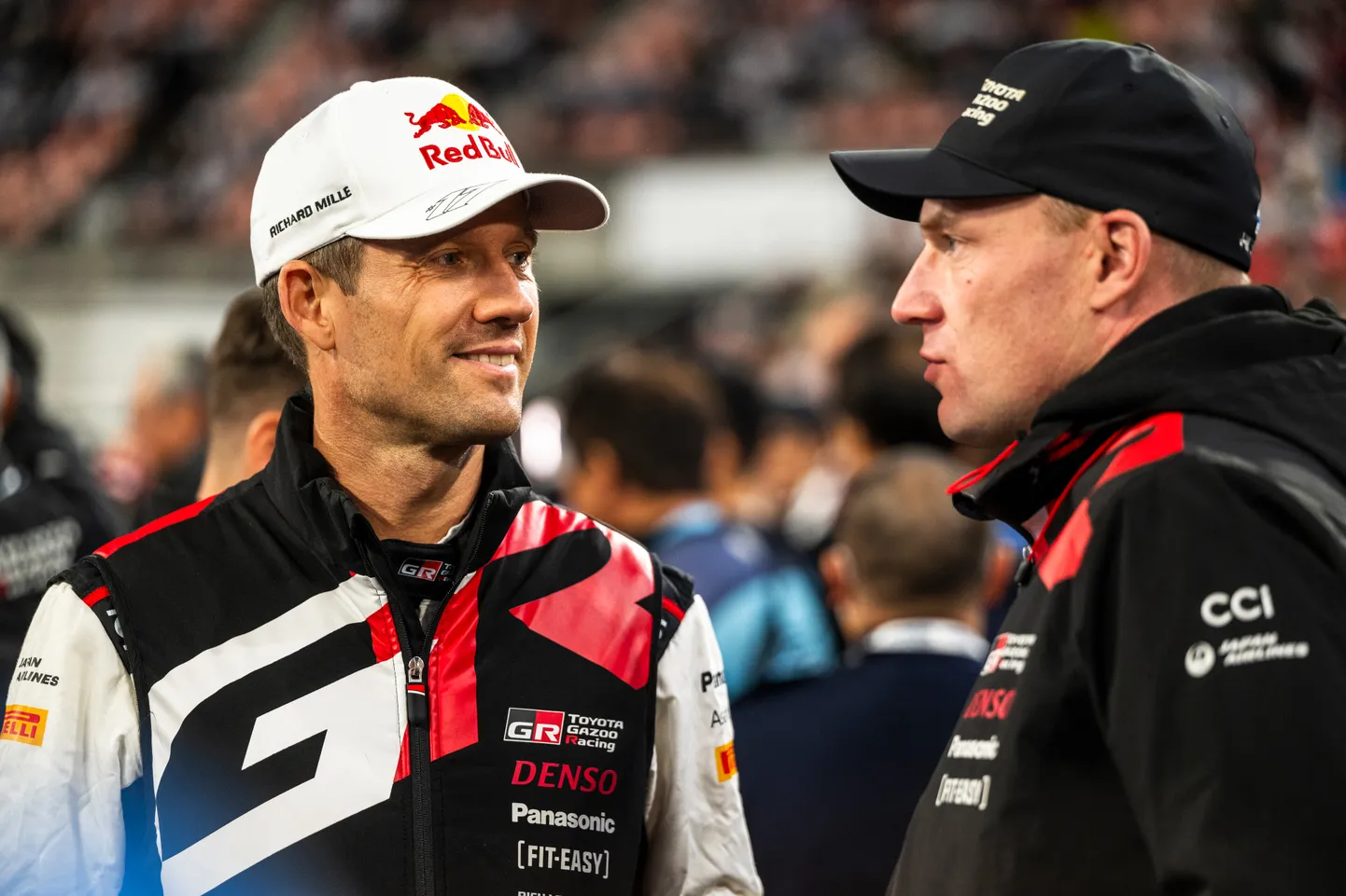 Sébastien Ogier (vasakul) ja Toyota tiimipealik Jari-Matti Latvala.