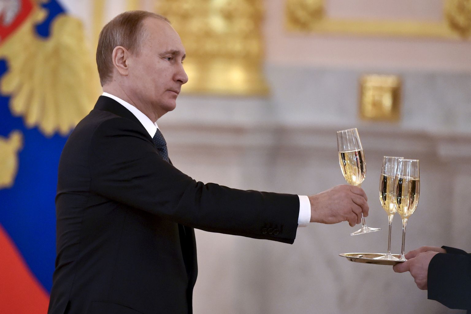 Venemaa president Vladimir Putin tõstmas vahuveiniklaasi 20. aprillil 2016 Kremlis teiste riikide suursaadikute volikirjade vastuvõtmise tseremoonial