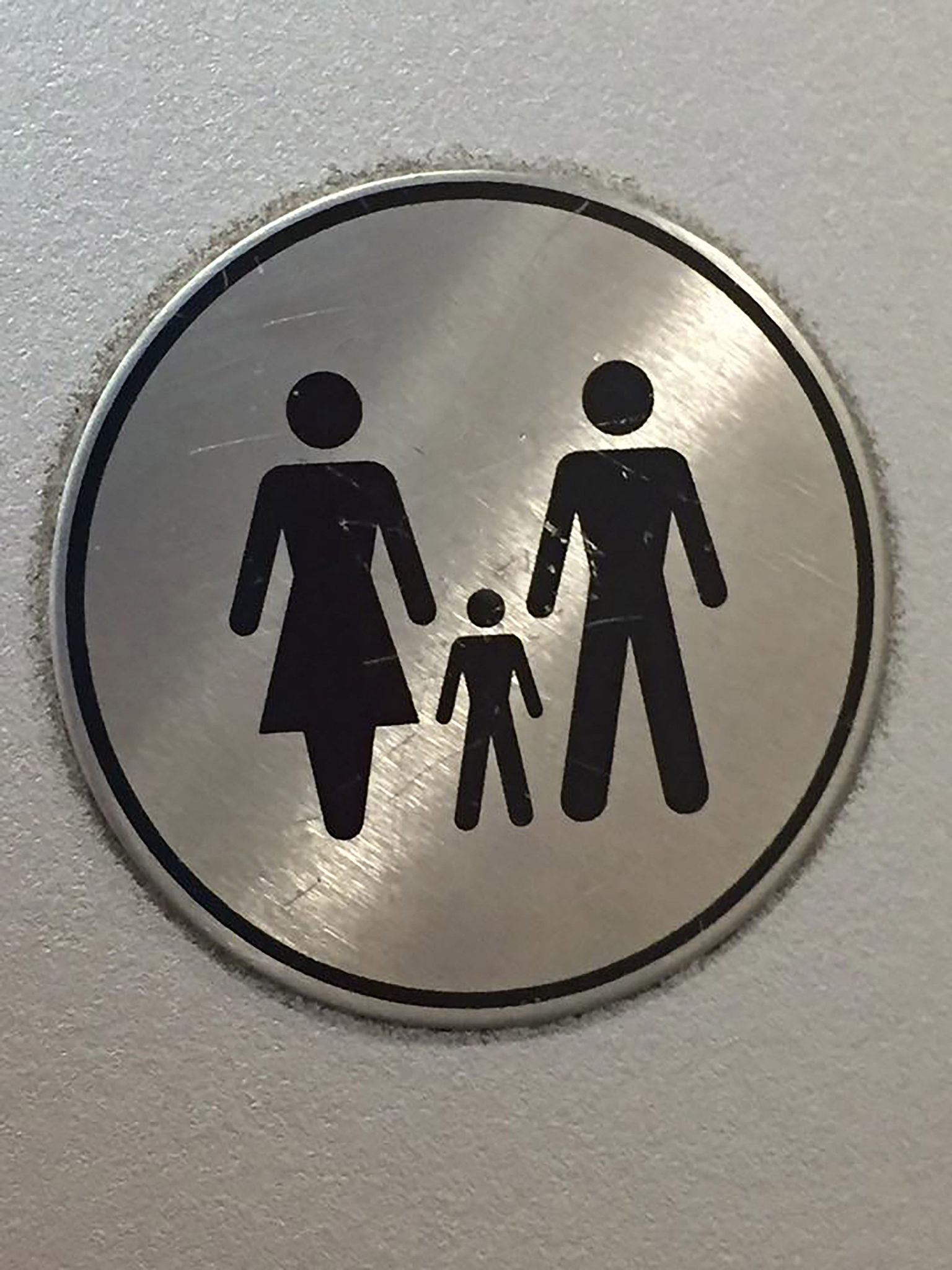 Lõpuks tuli naisel sünnitada üksi tualetis.