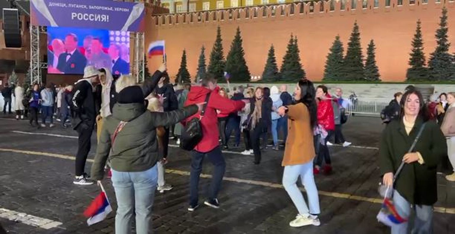 Люди на Красной площади во время концерта-митинга 30 сентября 2022 года