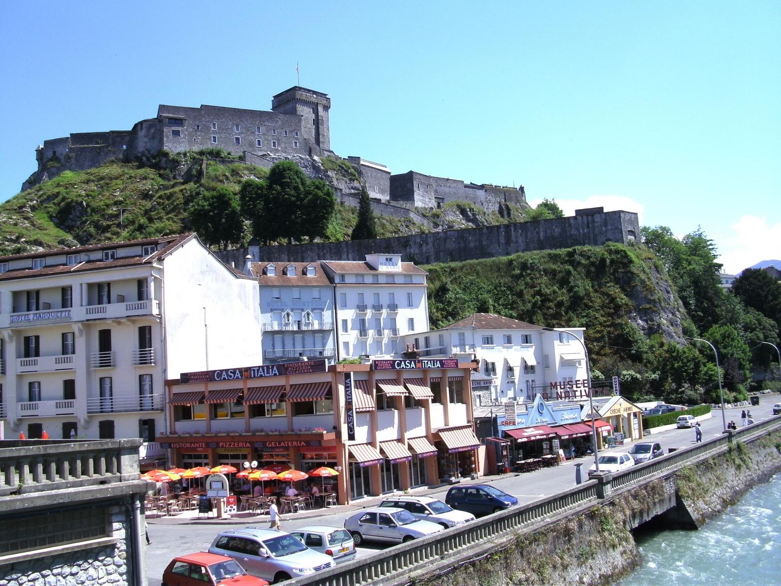 Lourdes’i hotellid ajaloolise kindluse jalamil. 