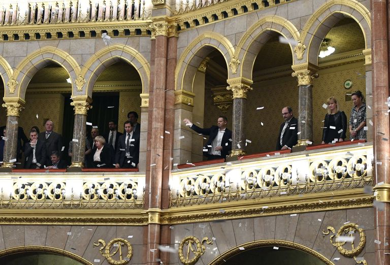 Ungari opositsiooni saadikud viskasid parlamendi istungisaali lendlehti, et tööseaduse muudatuste hääletust takistada.