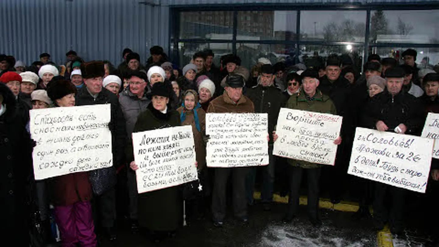 Pensionärid tulid miitingule plakatitega, kuid palju kõnekamad olid saadikute ja linnavalitsuse pihta sadanud kurjad sõnad.