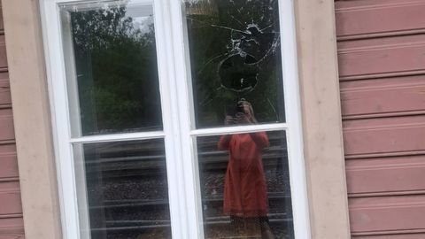 VANDAALIDE KÜÜSIS ⟩ Elva vaksalihoones tegutseva kohviku aken visati sisse. Perenaine: kõige kurvem on see, et tegemist ei ole enam üksikjuhtumiga