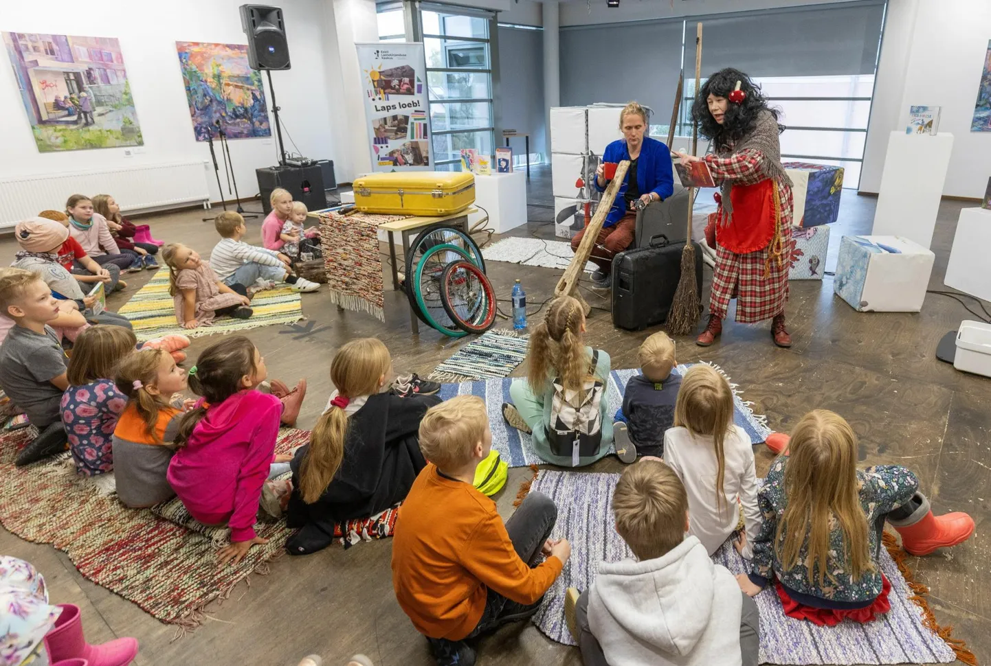 Viljandi linnaraamatukokku on teretulnud nii väikesed kui suured. Pildil on üle-eestilise laste ja noorte kirjandusfestivali Luup avamine mullu sügisel.
 