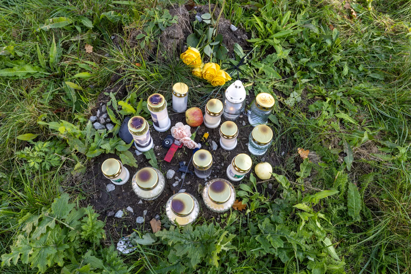 Laupäeval juhtunud traagilise õnnetuse paika oli esmaspäeva keskpäeval toodud mälestusküünlaid.