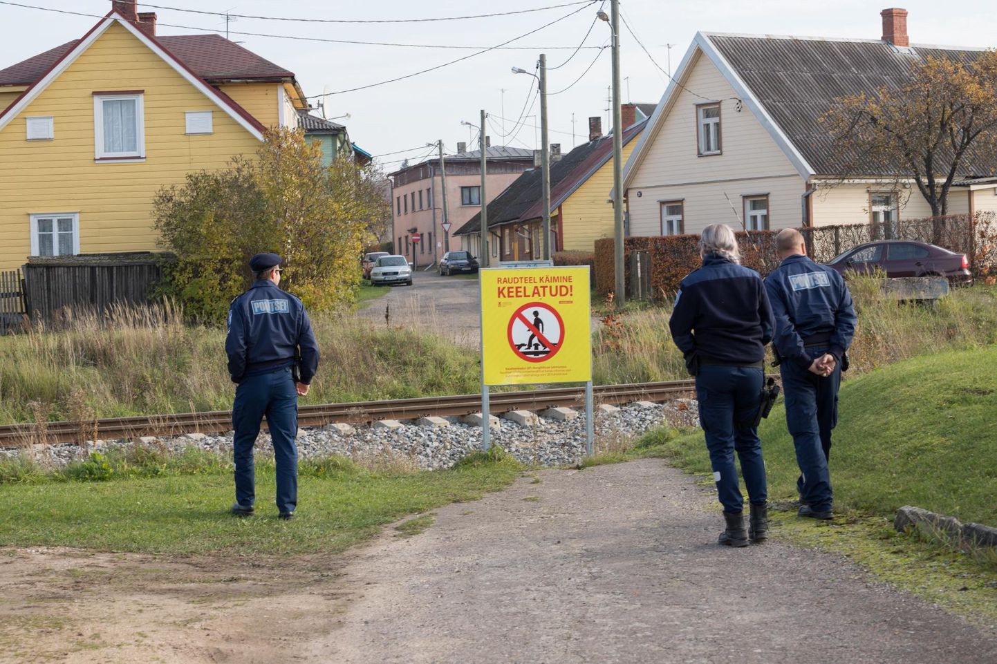 Politseinikud pidasid neljapäeval valvet Kalevi tänaval, kus keelusildi kõrvalt viib üle raudtee sissetallatud jalgrada, kuid turvaliselt üle rööbaste ei pääse.