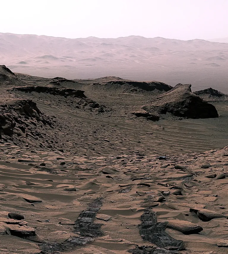 NASA Marsi-kulgur Curiosity vaatab oma jälgi. Just selles kohas avastas Curiosity sideriidi – mineraali, mis võib aidata selgitada, mis juhtus planeedi varasema tiheda atmosfääriga.