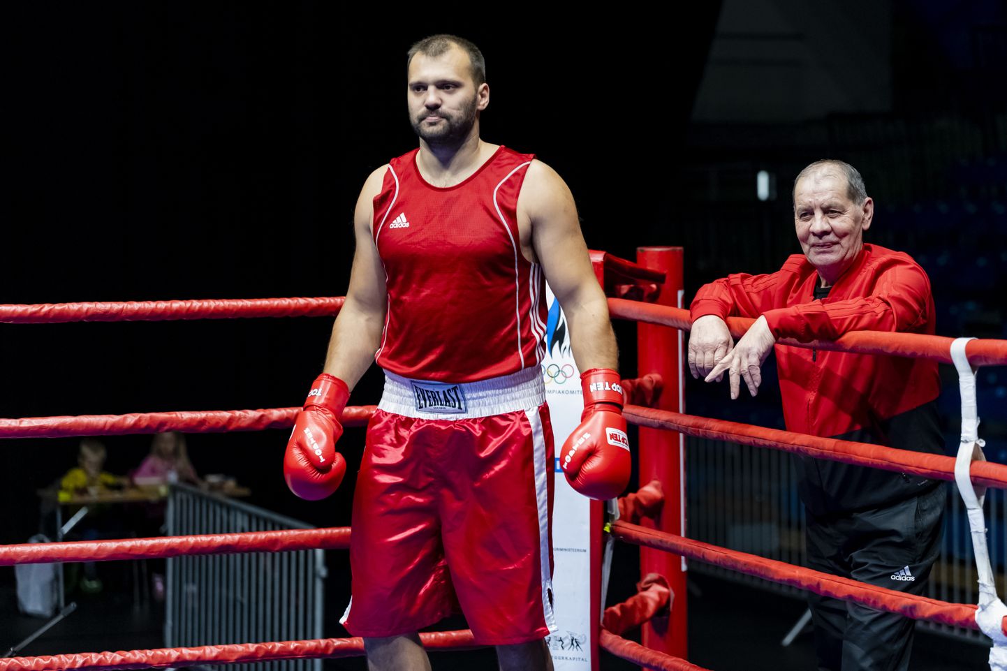 Fotol hõbemedalist Roman Rajevski Valgast (vasakul) ja tema treener Žori Nevetšerja.
