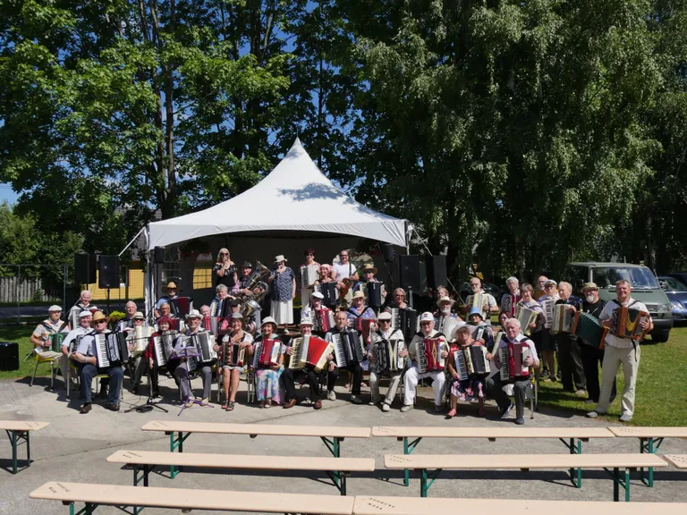 16. külapillimeeste kokkutulek Nooruse maja aias tõi kohale kirju seltskonna pillifanatte.