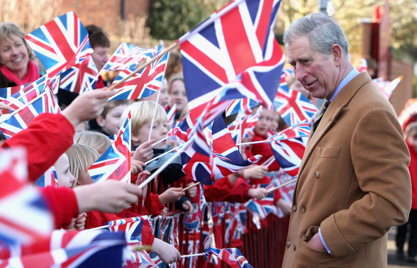 Prints Charles kohtub inglise koolilastega Marstonis.