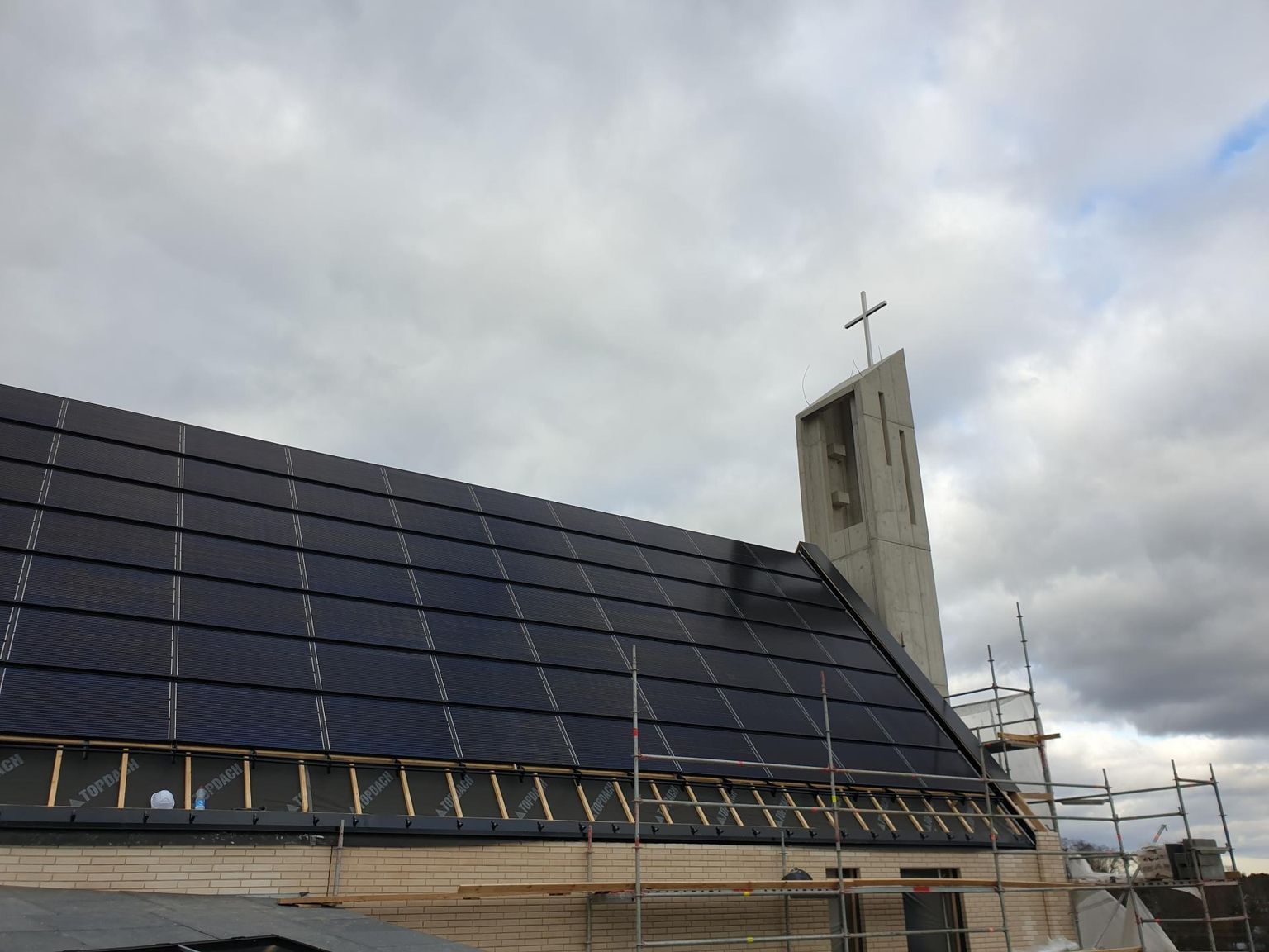 Saku kirikut katab SolarStone’i toodetud ja paigaldatud päikesekatus.