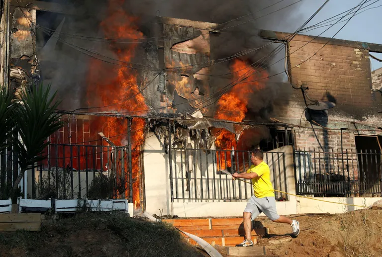 Жители пытались бороться с огнем до приезда спасательных служб