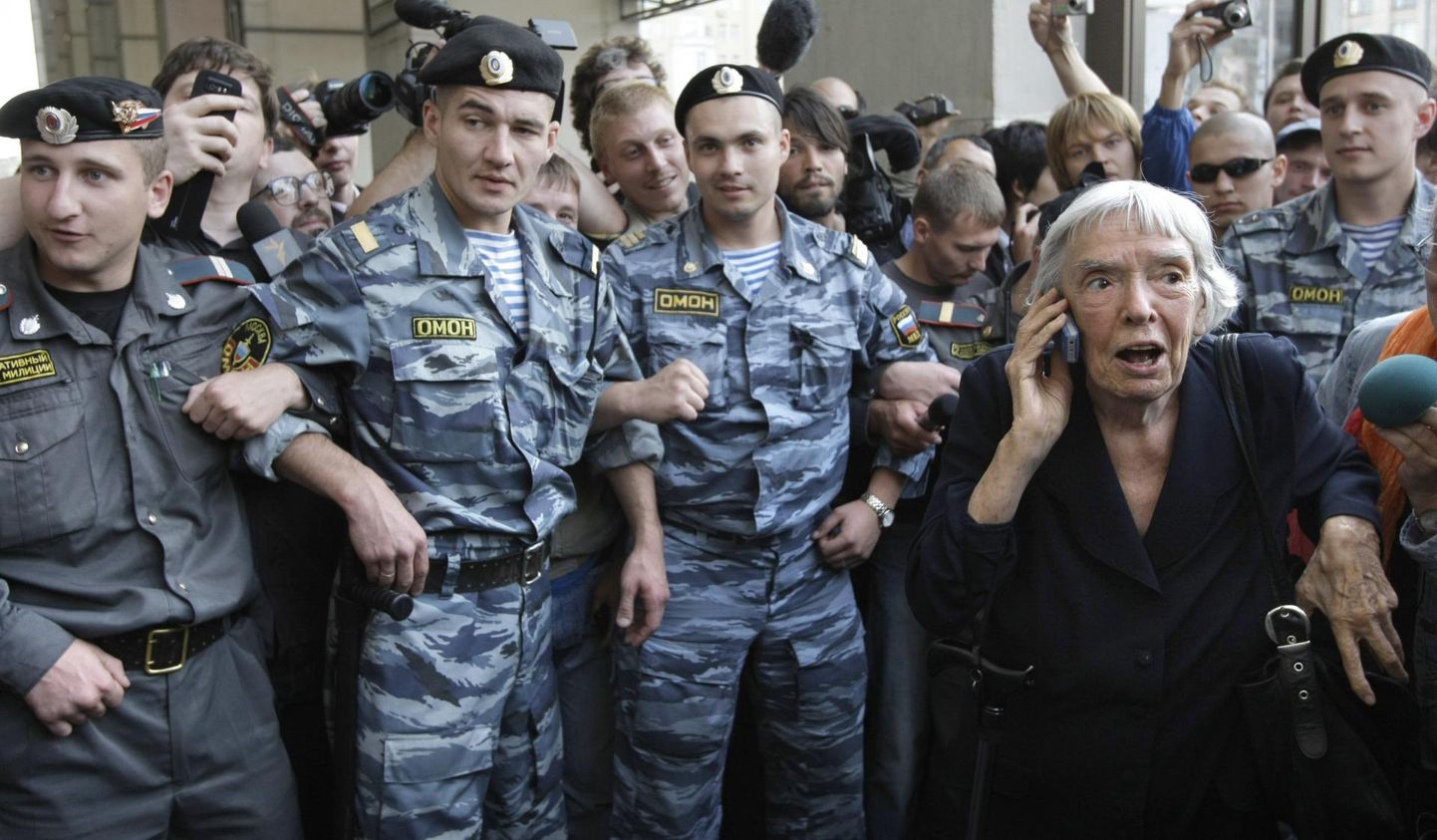 2009. aastal pidas OMON toona 82-aastase Aleksejeva võimudevastasel meeleavaldusel kinni ja toimetas jaoskonda. See põhjustas pahameeletormi üle maailma.