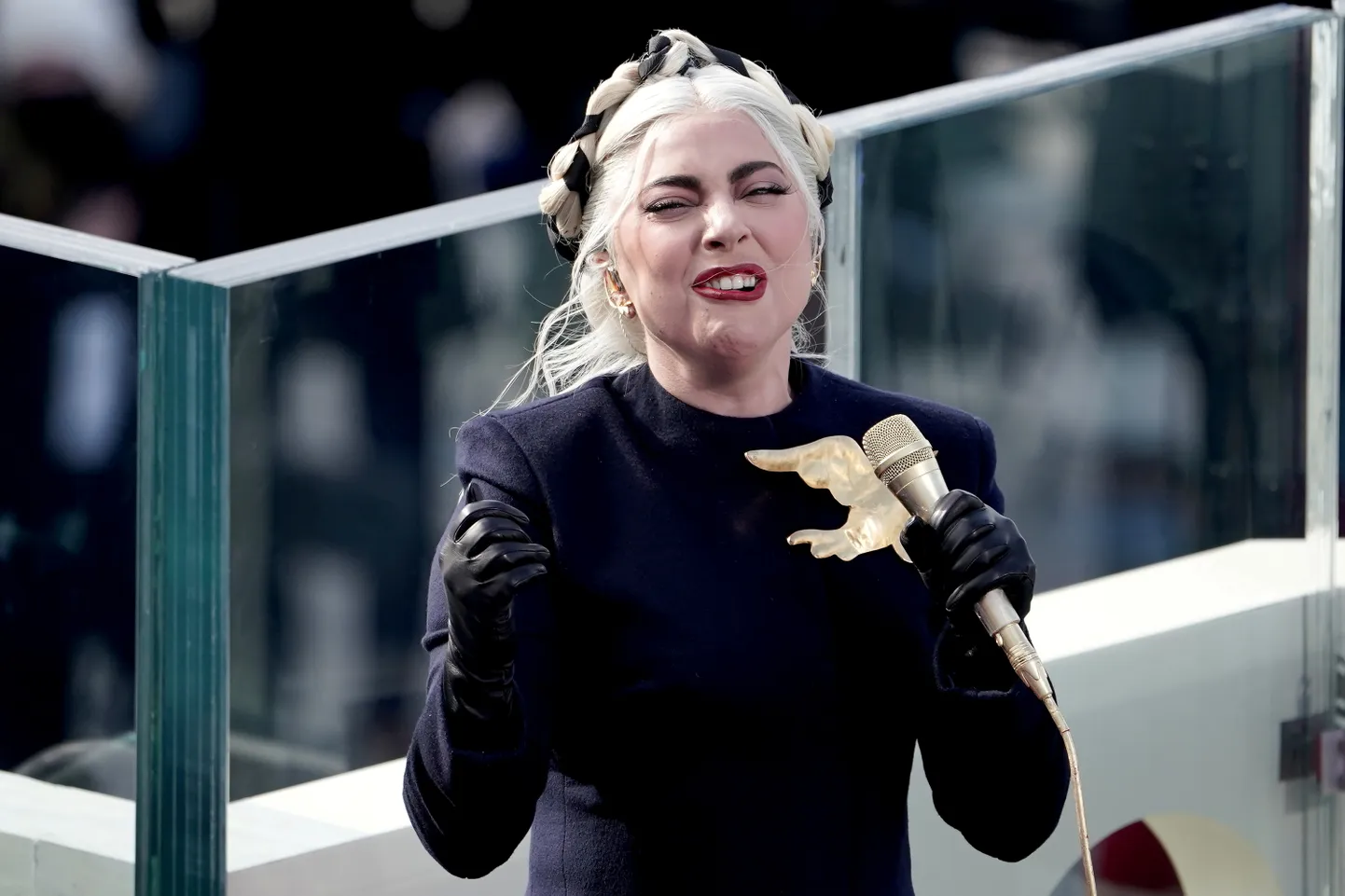 Lady Gaga grimassi tegemas.
