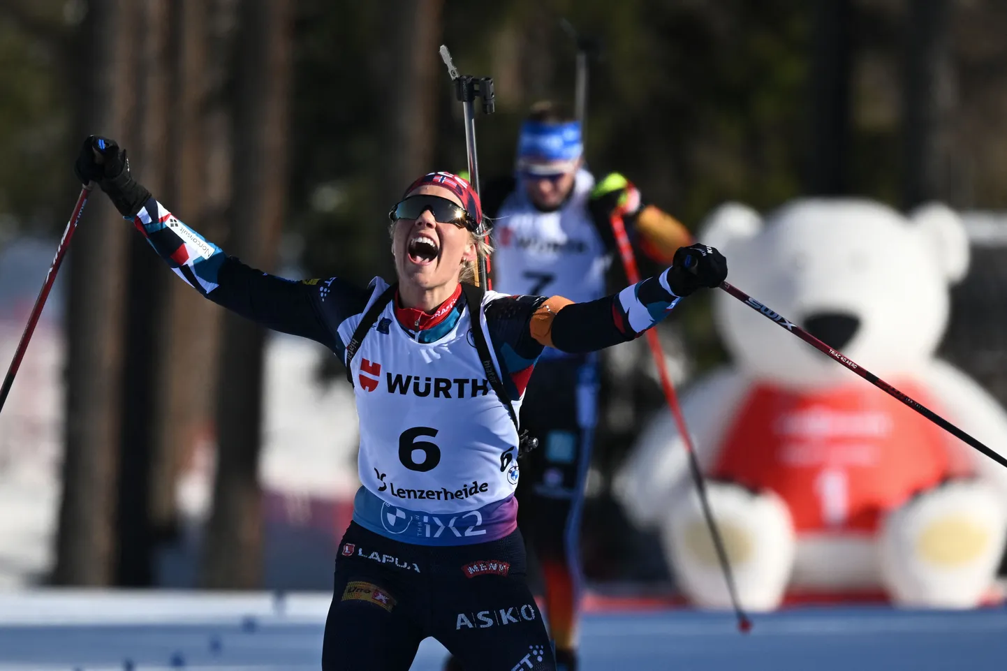 Marit Ishol Skogan 2023. aasta detsembris Lenzerheide MK-etapi jälitussõidu finišis, kus tegi karjääri parima sõidu ja tuli kolmandaks.