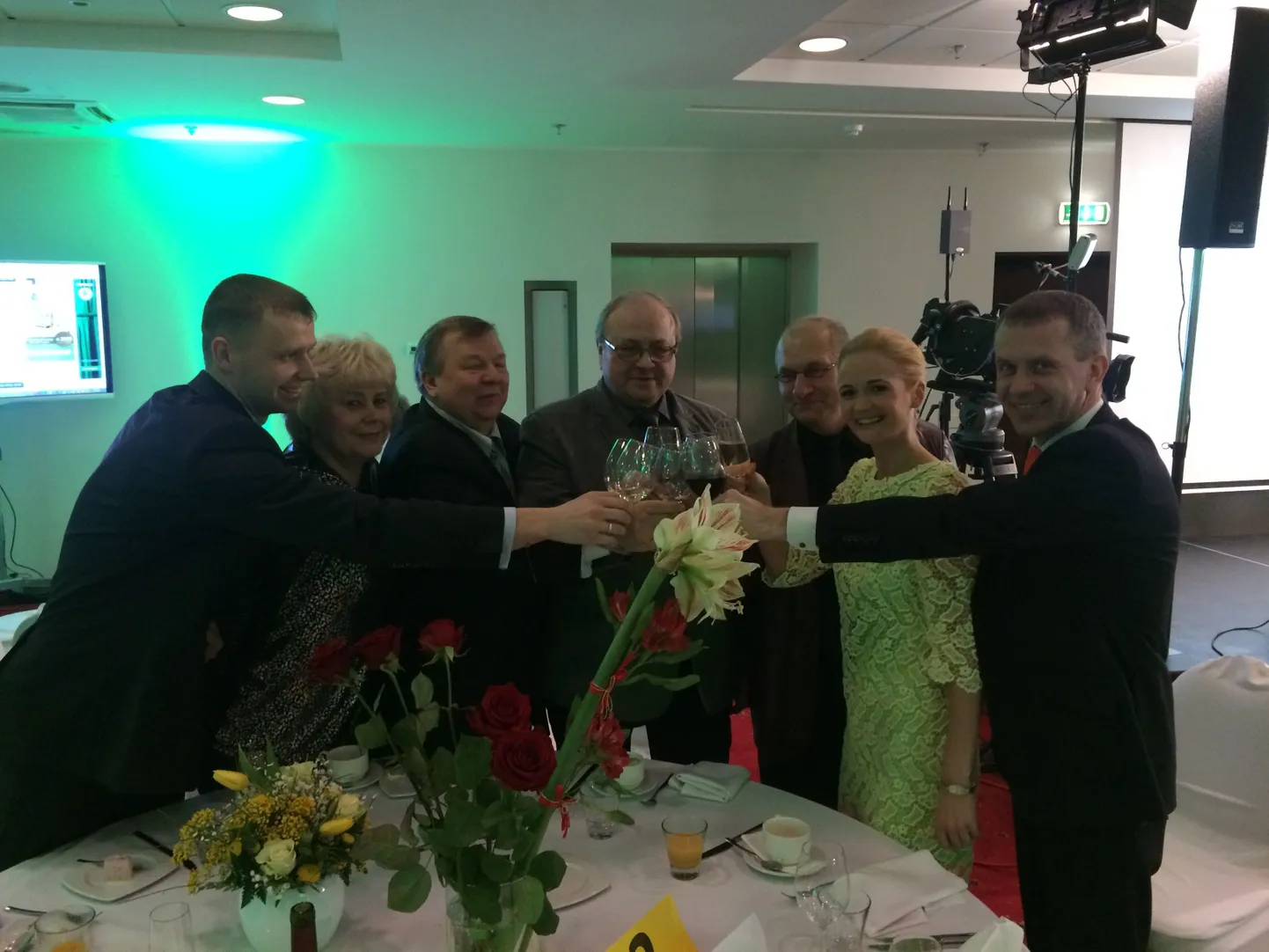 Riigikokku valitud Siret Kotka (kollases) koos erakonnakaaslastega Meritoni hotellis valimispeol.