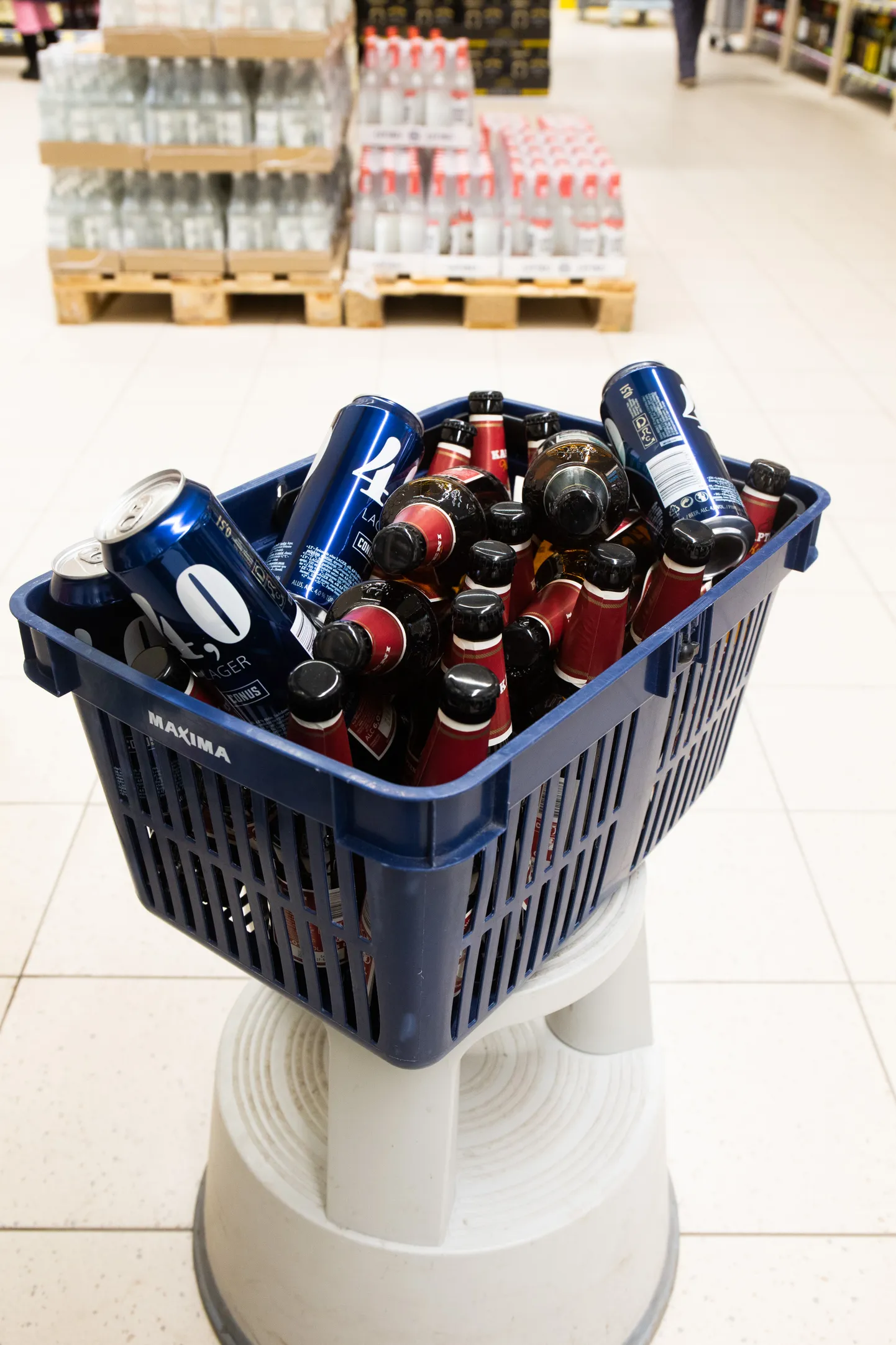 Õlut täis ostukorv.
