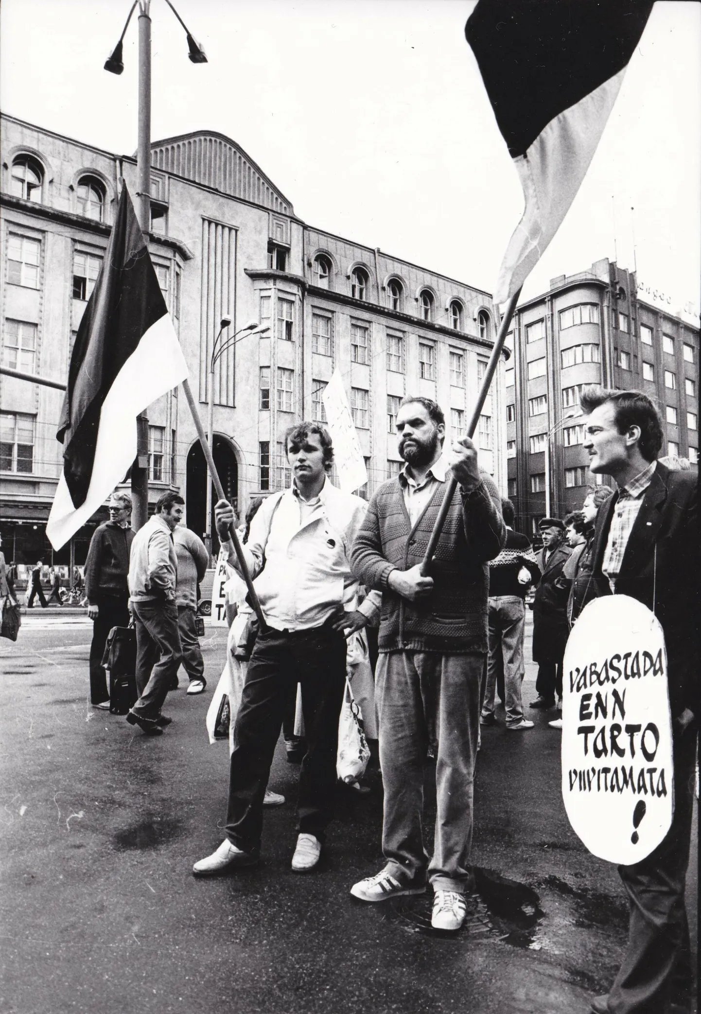 Piketeerijad Ilmar Heido, Allan-Frits Suurkask ja Mait Rand
augustis 1988 Draamateatri ja toonase ENSV ülemkohtu ees.