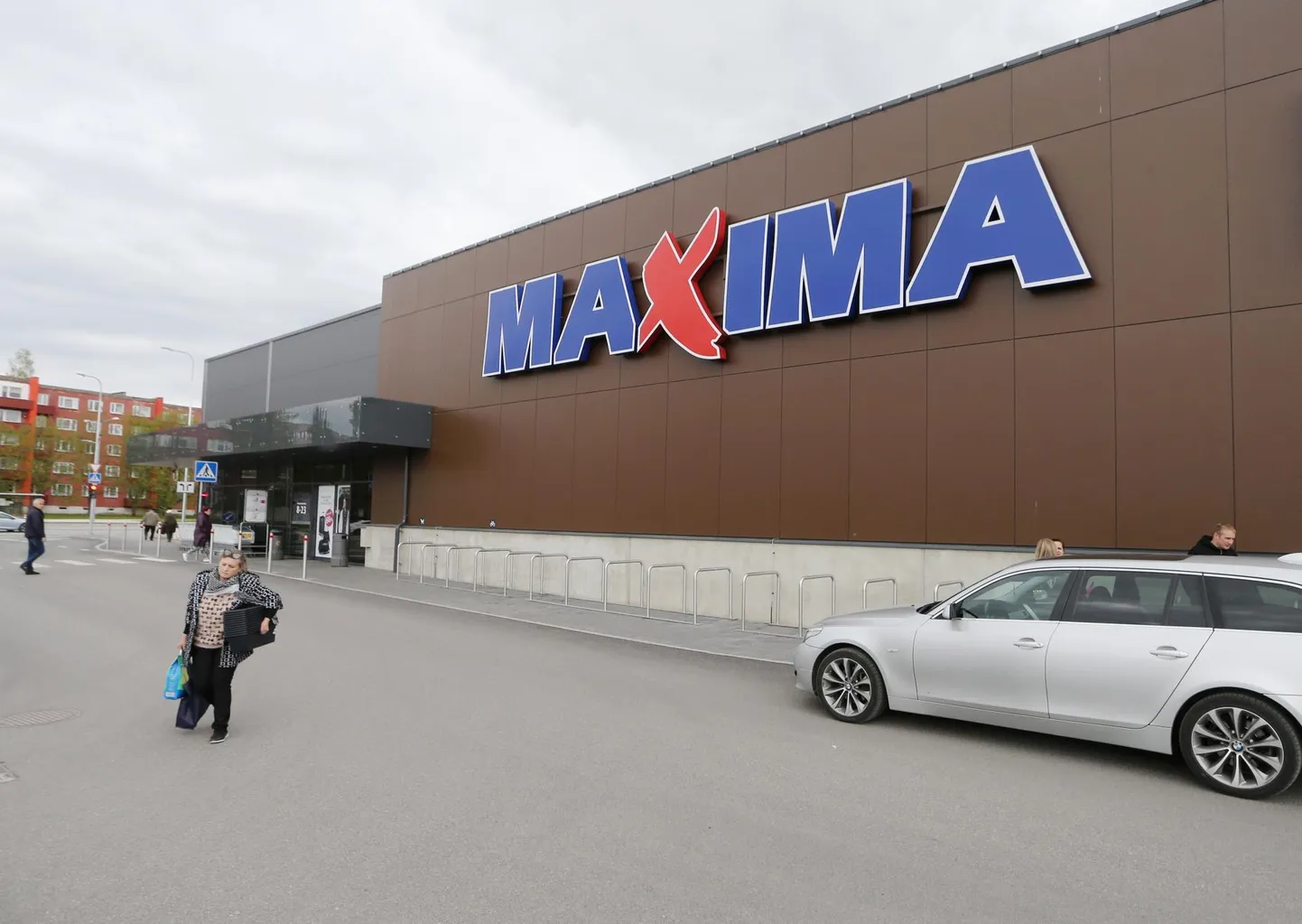 Kalda tee Maxima töötajad ja kliendid kurdavad, et kaupluses on avamisest saadik levinud ebameeldiv lõhn.