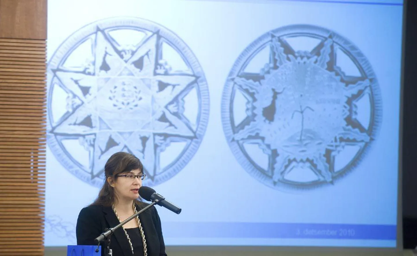 Ehtekunstnik Kärt Summataveti kurvastuseks hakkab müntide tiraaž juba otsa saama. Ta soovib kõigest hingest, et õnnetoova sümboliga mitmetähenduslik ja ainulaadne hõbemünt oleks võimalikult paljudel.