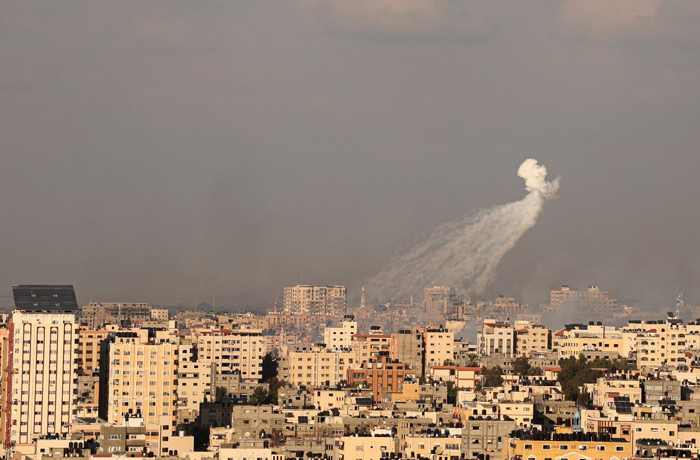 Gaza linn väidetavalt valget fosforit sisaldava rünnaku järel.