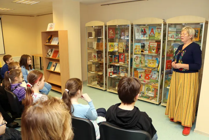 Kohtla-Järve lugemissaali ehivad vanad koolitarbed ja koolivormis nukud