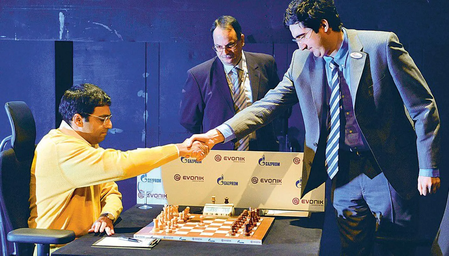 Vladimir Kramnik (püsti) surub kuninga kätt. Viswanathan Anand kaitses male maailmameistritiitlit edukalt.