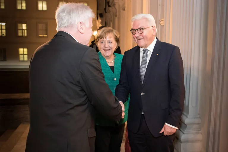 Angela Merkel koos Frank-Walter Steinmeieri ja CSU juhi Horst Seehoferiga.