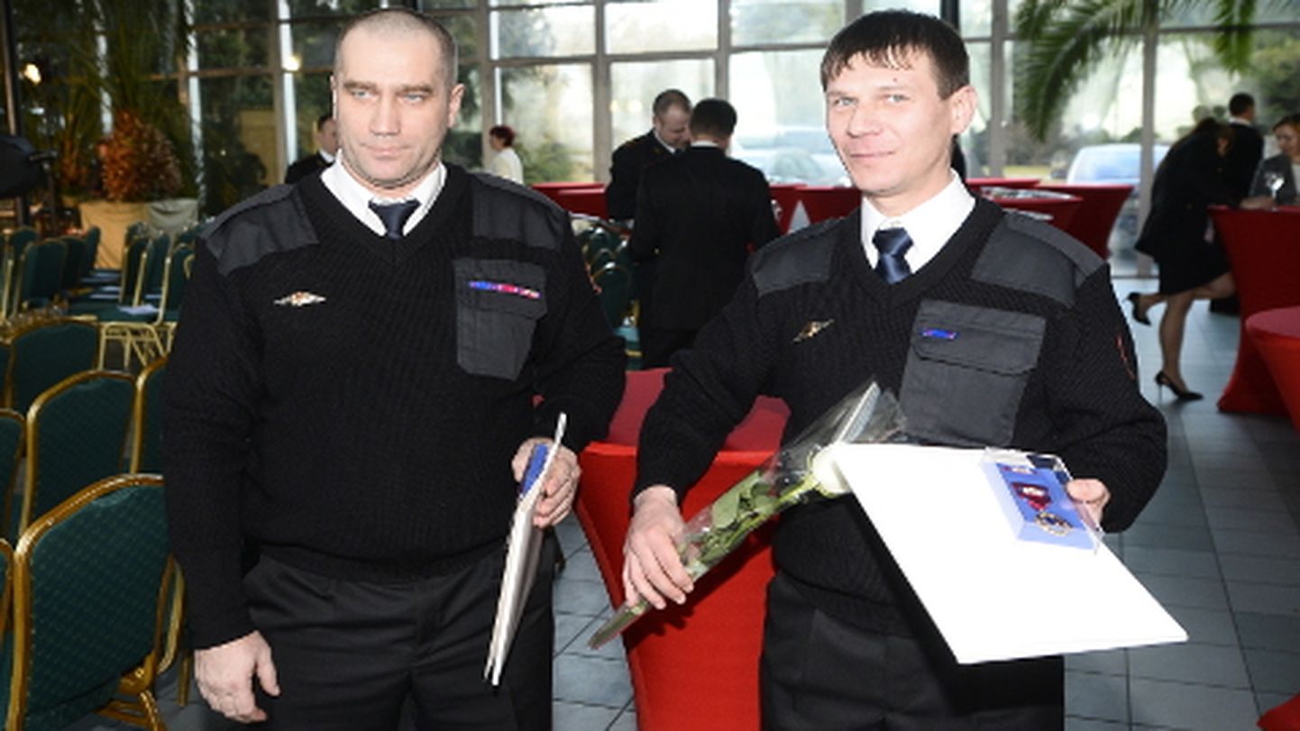 Sergei Štšerbakov (vasakul) ja Dmitri Maksimkin said eile päästeameti kõrge tunnustuse selle eest, et nad mullu suvel päästsid Narva ühes korteris puhkenud tulekahjust kaks inimest.