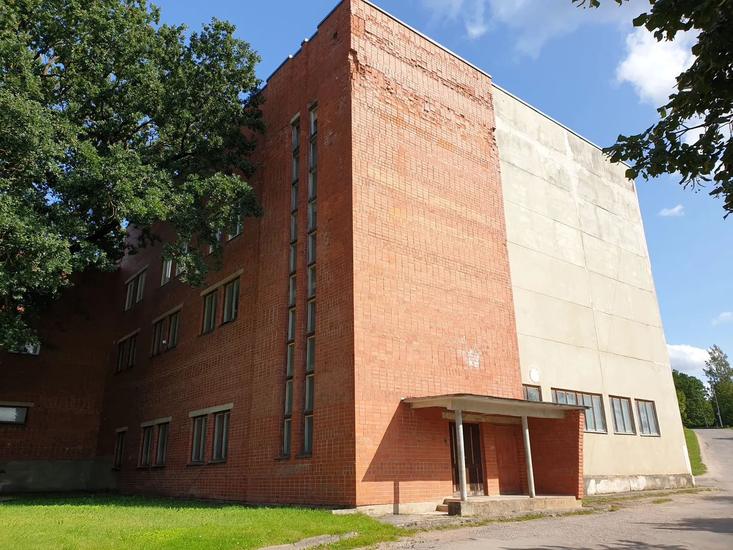 Saldus peldbaseina ēkas fasāde