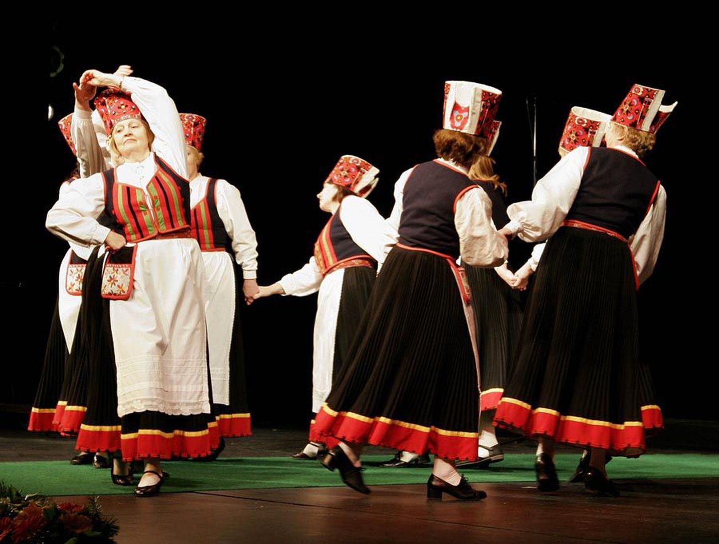 Viljandi Paalalinna gümnaasiumi õpetajate tantsurühm Kelluke on üks paljudest, kellel on õnn harjutada Maie Tammemäe käe all.