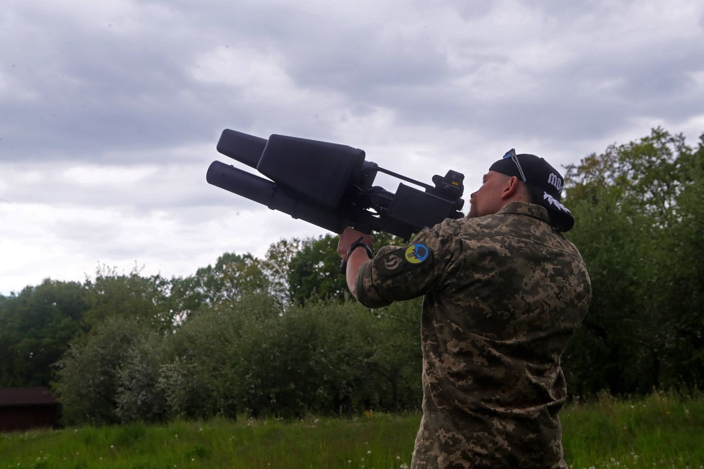 Ukraina sõdur katsetamas droonitõrjerelva. Selle ostisd ukrainlastele kanadalased, kes kogusid ostuks raha heategevuskontserdiga. Foto on tehtud 14. mail Kiievi lähedal