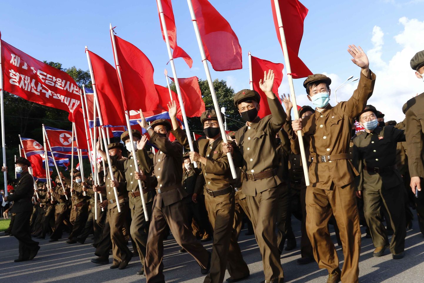 Maapiirkondadesse appi saadetud parteilaste marss Pyongyangis.