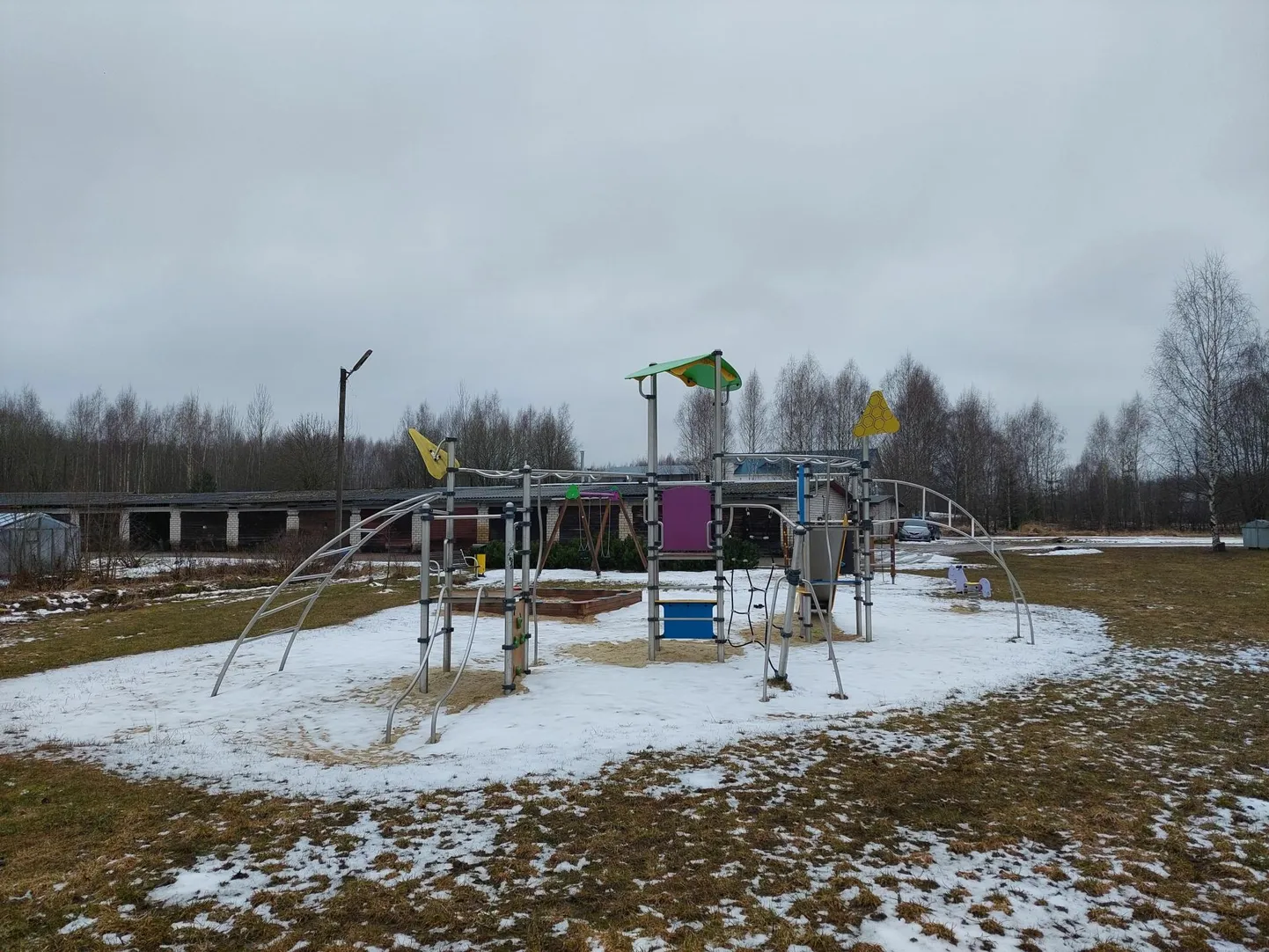 Üks Põlva mänguväljakutest asub kortermajade vahel ja neid on linnas veel. Kohaliku treeneri sõnul on aga vajaka palliplatsidest.