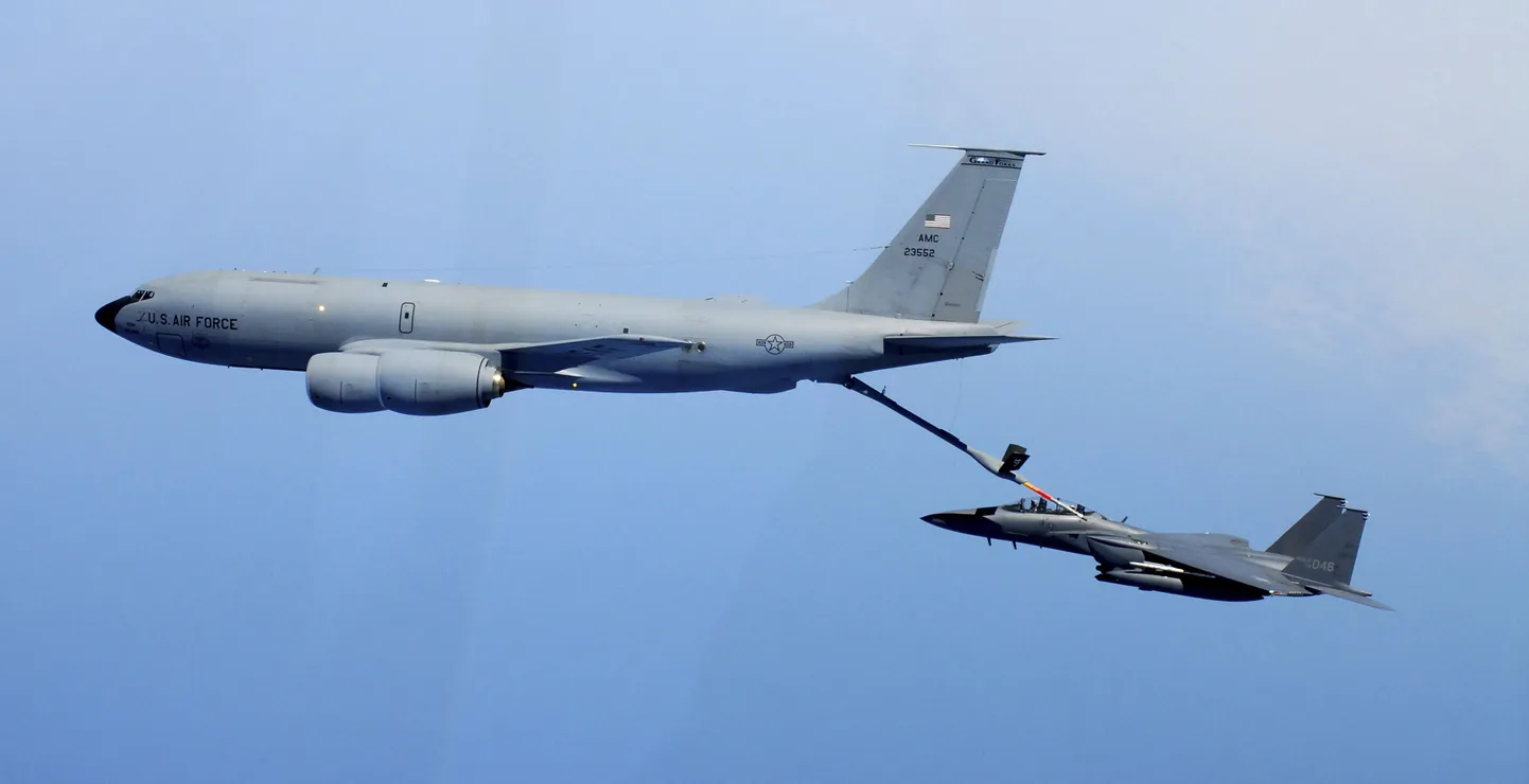 USA õhujõudude tankurlennuk KC-135 (vasakul) koos hävituslennukiga F-15K.